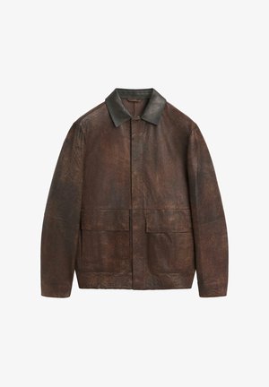 Brun læderjakke med sort krave, som har lynlåslukning foran og to store påsyede lommer, tekstureret overflade og afslappet pasform.