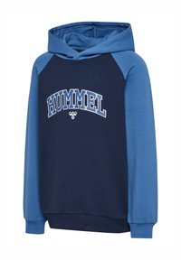 Granatowy i jasnoniebieski, sportowy sweatshirt z kapturem, z rękawami raglanowymi. Na piersi znajduje się logo "HUMMEL" w kolorze białym. Wykonany z miękkiego materiału, o regularnym kroju.