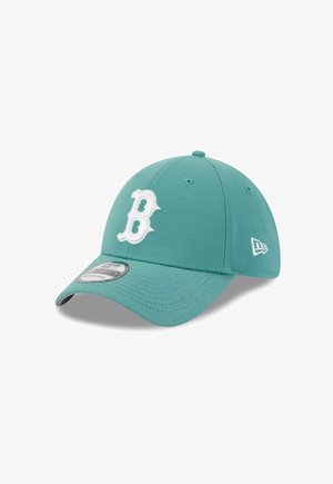 Türkise Baseballkappe mit weiß gesticktem "B"-Logo auf der Vorderseite und kleinem weißen Markenzeichen an der Seite, gebogener Schirm und Größenaufkleber auf der Visier.