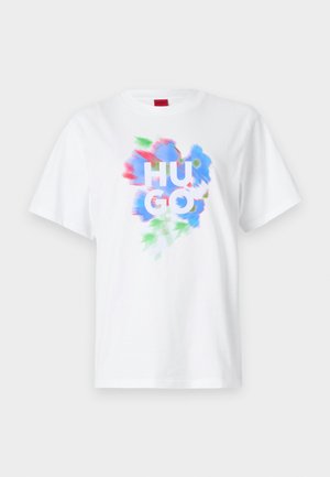 Baltas kokvilnas T-krekls ar krāsainu abstraktu dizainu zilā, sarkanā un zaļā krāsā, ar vārdu "HUGO" izdrukātu izcili centrā.