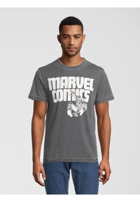 Grå bomulds t-shirt med store hvide bogstaver "MARVEL COMICS" og en illustration af en karakter. Korte ærmer og rund halsudskæring.