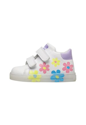 Scarpa da ginnastica bianca per bambini con tallone viola, due strisce con velcro e design colorati di fiori rosa, gialli e blu sui lati e sulla suola.