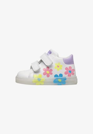 Scarpa da ginnastica bianca per bambini con tallone viola, due strisce con velcro e design colorati di fiori rosa, gialli e blu sui lati e sulla suola.