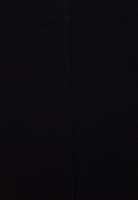 Černá tkanina s hladkou strukturou, s centrálním švem probíhajícím vertikálně uprostřed. Jednoduchý a monochromatický design.