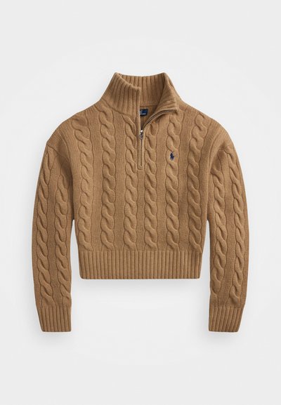 Pullover lavorato a maglia a trecce in un colore marrone miele, con colletto alto e zip a un quarto. L'orlo e i polsini a coste aggiungono texture al design.