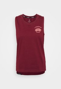 Débardeur Adidas Terrex bordeaux avec col rond et logo représentant des montagnes et des rayures sur le côté gauche supérieur de la poitrine.