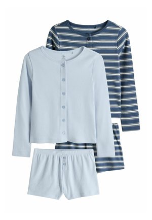 Set aus Kinder-Pyjamas mit langen Ärmeln und Knöpfen vorne, ein einfarbig hellblaues und ein dunkelblaues mit weißen Streifen, kombiniert mit passenden Shorts.