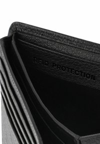 Zwarte leren portemonnee met meerdere kaartsleuven en een gestructureerde afwerking. Geïmpregneerd met "RFID BESCHERMING" aan de binnenzijde voor beveiliging.