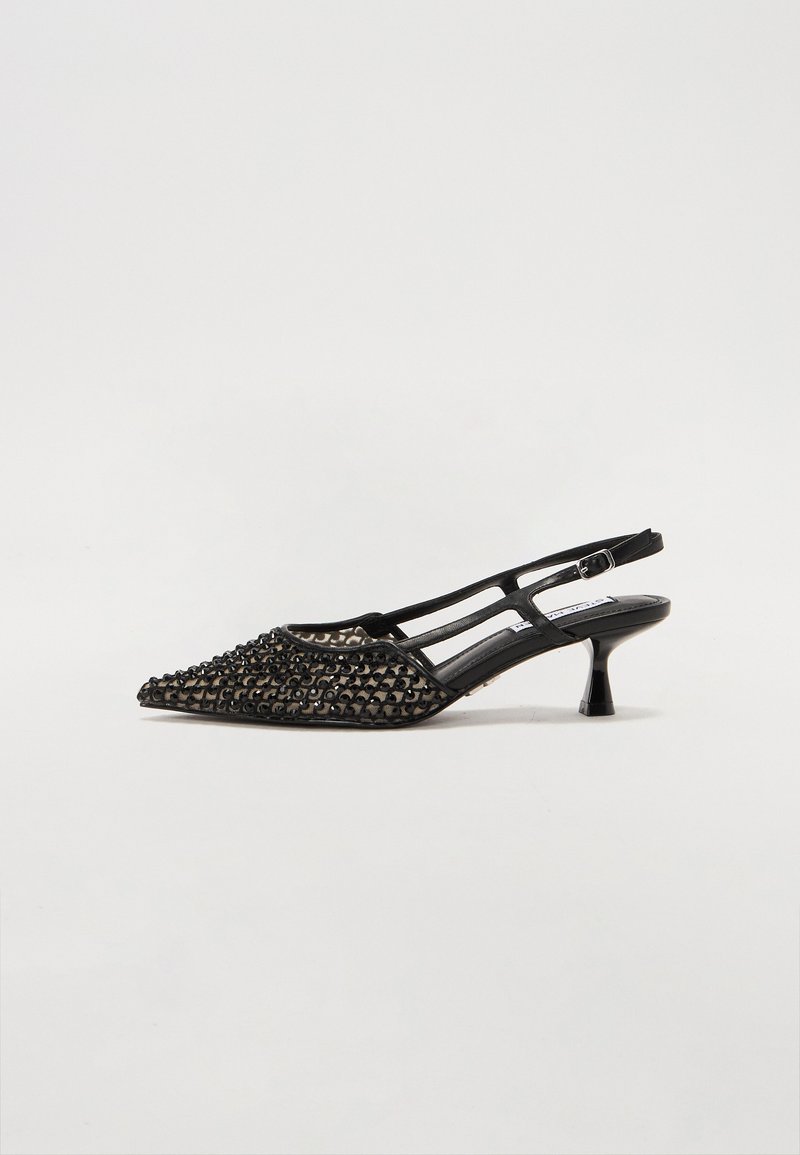 Črne slingback čevlje s koničastim nosom, teksturirano površino in majhno kvadratno peto. Vključuje dekorativne detajle po zgornjem delu.