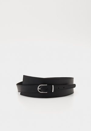 Czarny skórzany pasek z srebrną, zaokrągloną prostokątną klamrą, pięcioma otworami do regulacji i przeszytymi brzegami na jednolitym białym tle.