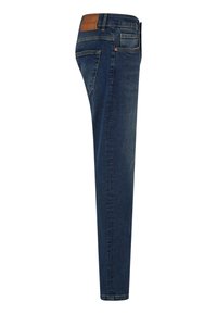Uske slim-fit traperice tamnoplavih boja, s kožnim imenom na struku, klasičnim dizajnom s pet džepova i diskretnim detaljima šivanja.