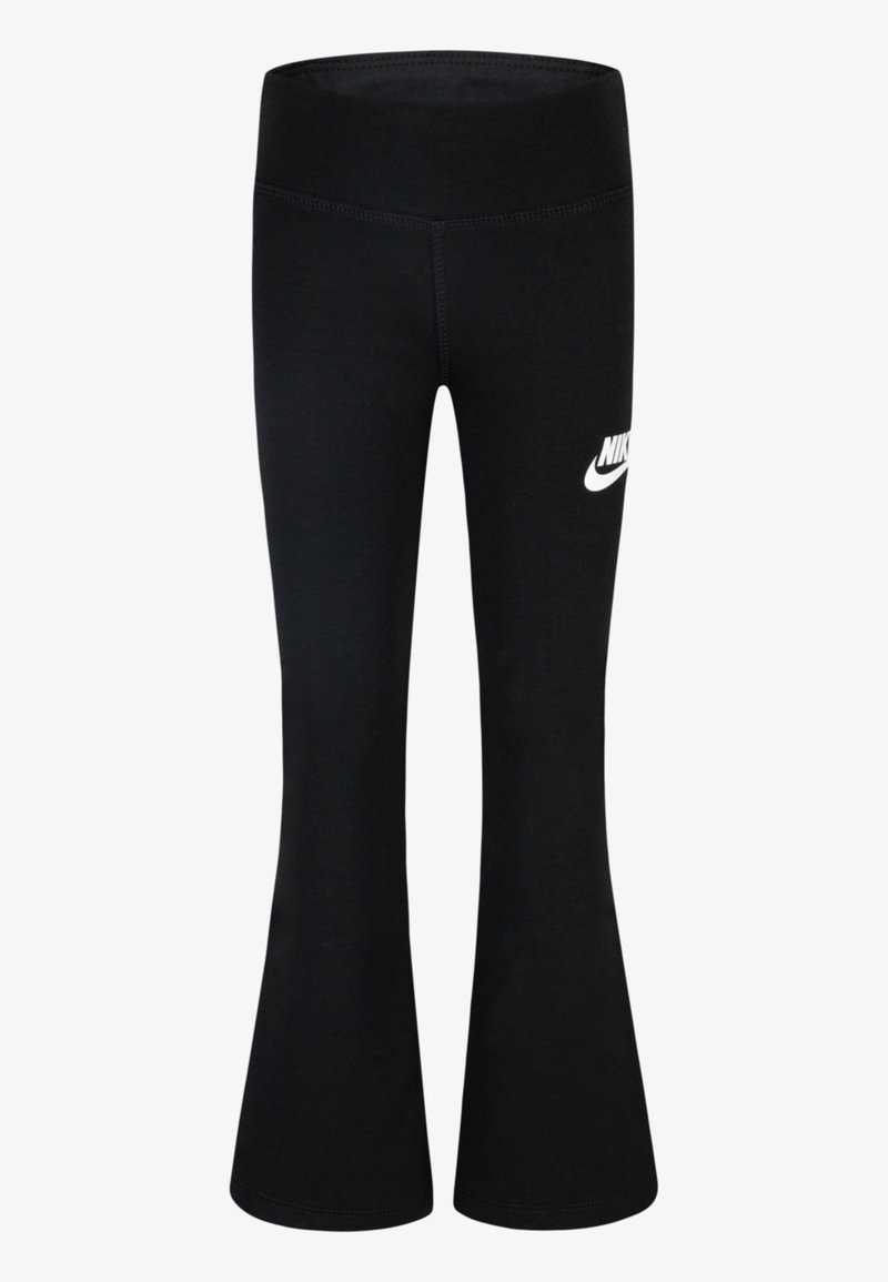 Leggings acampanados negros hechos de una tela elástica, con una cinturilla alta y un logo de Nike blanco en el lado izquierdo.