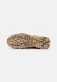 Espadrila za planinarenje smeđih tonova s dubokim, višedirekcionalnim uzorkom. Sadrži Vibram logo, izdržljiv gumeni materijal i teksturiranu površinu za bolji grip.
