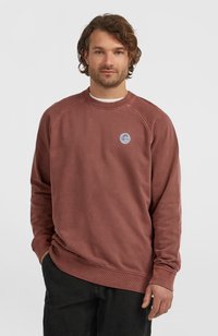 Bordeauxrode crewneck trui met geribbelde manchetten en zoom. Voorzien van een rond logo-embleem op de borst. Gemaakt van zachte, gestructureerde stof.