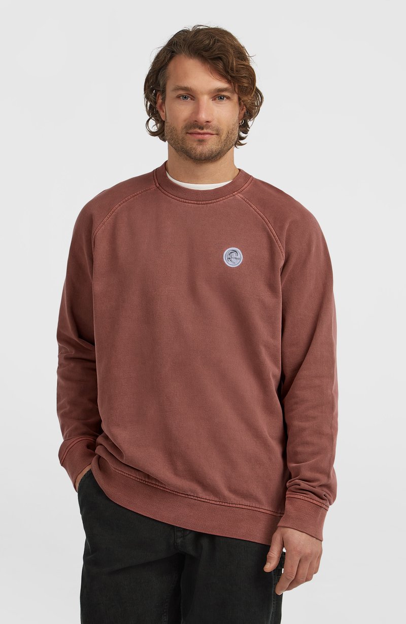 Bordeauxrode crewneck trui met geribbelde manchetten en zoom. Voorzien van een rond logo-embleem op de borst. Gemaakt van zachte, gestructureerde stof.