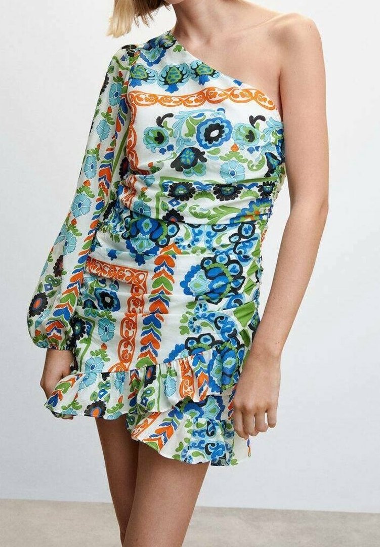 Robe asymétrique avec ourlet à volants, ornée d'un imprimé floral et géométrique en bleu, vert, orange et blanc, fabriquée en tissu léger.