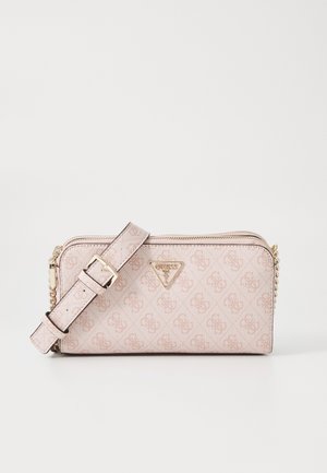 Sac à bandoulière rectangulaire rose clair avec motif monogramme, sangle réglable, boucle en métal doré et logo triangulaire de la marque en métal sur le devant.
