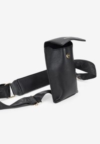 Bolso cruzado de cuero negro con una superficie texturizada. Presenta un cierre con solapa, un botón a presión dorado y una correa ajustable.