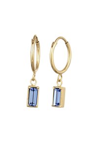 Goldene Creolen mit rechteckigen blauen Edelsteinen, die von jeder Creole hängen, auf einem weißen Hintergrund.