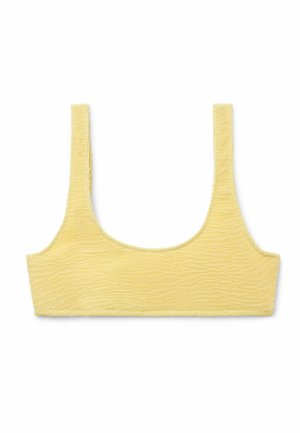 Gult tekstureret cropped top med brede skulderstropper og rund hals, lagt fladt på en hvid baggrund.