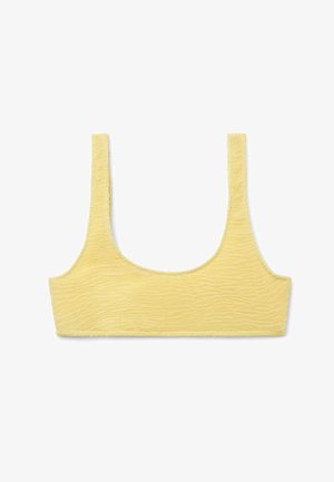Gult tekstureret cropped top med brede skulderstropper og rund hals, lagt fladt på en hvid baggrund.