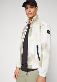Calvin Klein DIFFUSED GRID BLOUSON - Poletna jakna - icicle/delta green