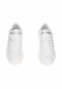 Sneakers bianchi con tomaia in pelle liscia, punta rotonda, suola piatta bianca e dettagli argentati sul tallone. Design con lacci.