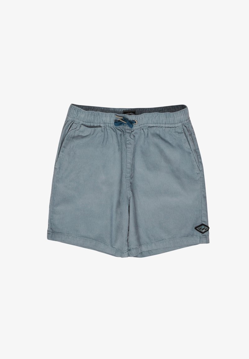 Short en velours côtelé bleu clair avec taille élastique, cordon bleu marine, poches latérales et petit écusson noir avec logo sur l'ourlet de la jambe gauche.