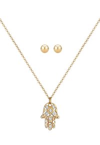 Guldhalskæde med en hamsa vedhæng, der har klare rhinsten; parret med enkle guld kuglestik øreringe. Kæden er delikat og links.
