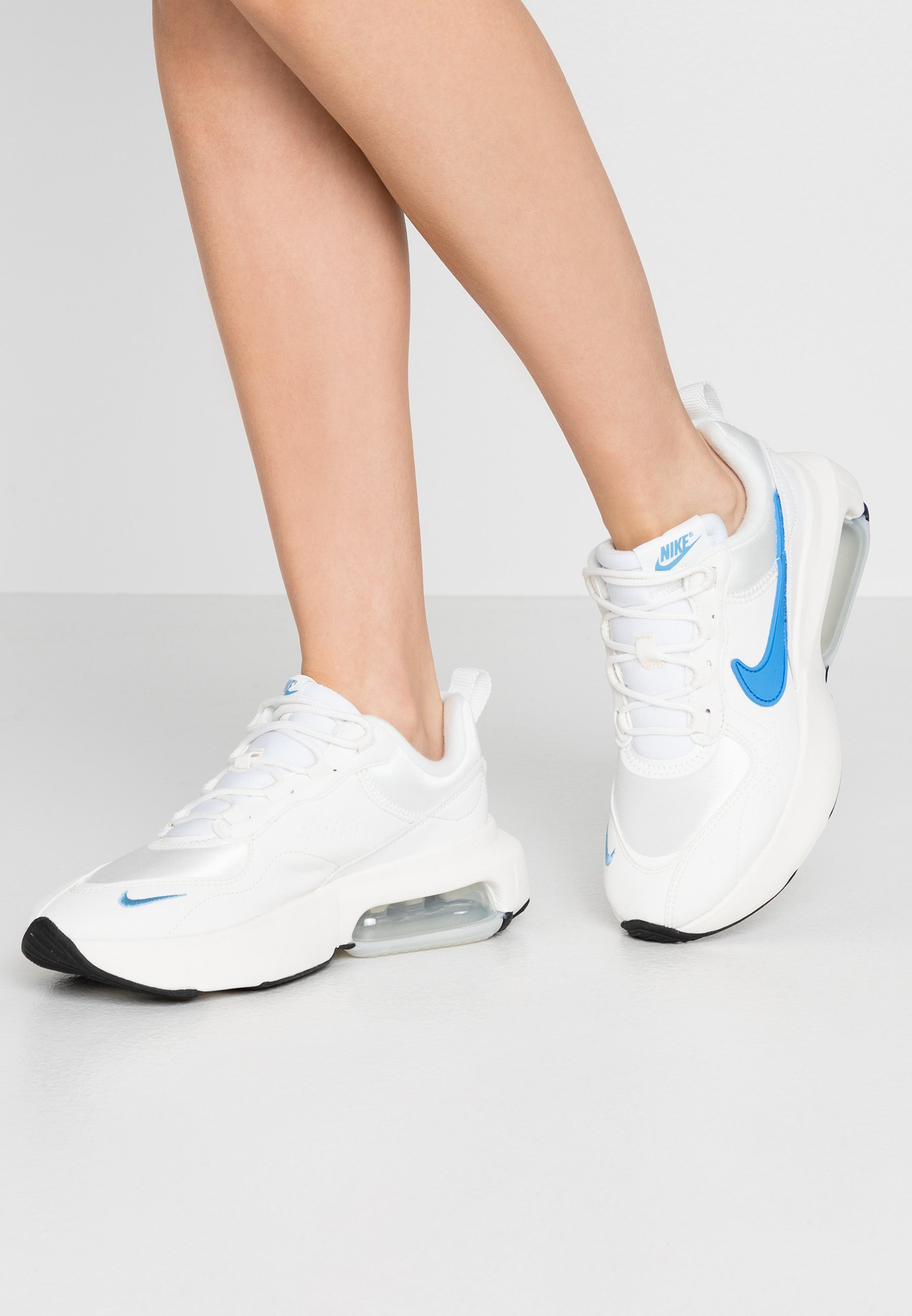 Nike Sportswear AIR MAX VERONA Joggesko summit white Nike Sportswear AIR MAX REACT Joggesko summit white