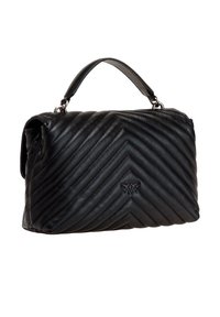 Zwarte, gedessineerde handtas van soepel leer, met een chevronpatroon, een bovenhandvat en subtiele logodetails aan de voorkant.