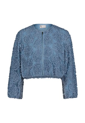 Kort jakke i lyseblåt stof med strukturerede blomsterapplikationer, lange ærmer og lynlås foran. Har en rund halsudskæring.