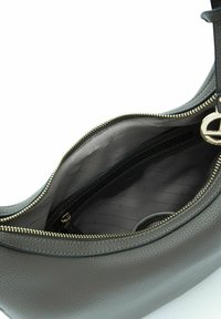 Sac à main texturé gris de forme arrondie, avec une fermeture éclair et une poche intérieure. L'intérieur est doublé d'un tissu lisse. Détails en métal doré.