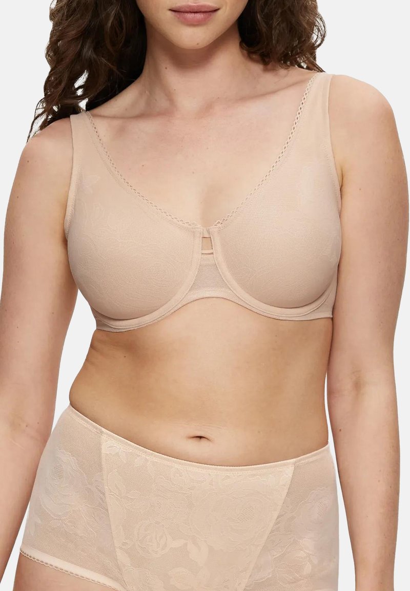 Beige bh met een bloemenpatroon, gladde cups, bredere bandjes en een sluiting met een middenhaak. Bijpassende hoge taille slip is zichtbaar eronder.
