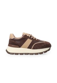 Braune Wildleder- und Leder-Sneaker mit beigen Akzenten, runder Zehenpartie, abgerundeten Schnürsenkeln und einer dicken weißen Zwischensohle, ausgestattet mit einer strukturierten braunen Außensohle.
