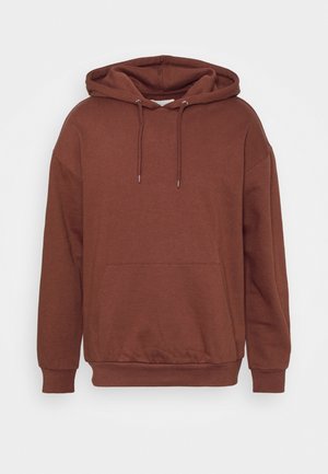 Sudadera de algodón marrón con bolsillo frontal tipo canguro, capucha ajustable con cordón y puños y dobladillo acanalados. Textura suave, corte relajado.