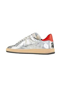 Sneaker metallica argento con una finitura testurizzata, accentuazione rossa sul tallone, lacci color crema e suola in gomma color tan. Presenta un logo nero sul tallone.