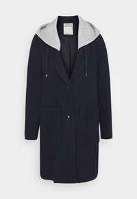 Dunkelblauer Mantel mit einer weichen grauen Kapuze. Verfügt über einen strukturierten Stoff, zwei vordere Taschen, eine einzelne Knopfleiste und ein tailliertes Design.