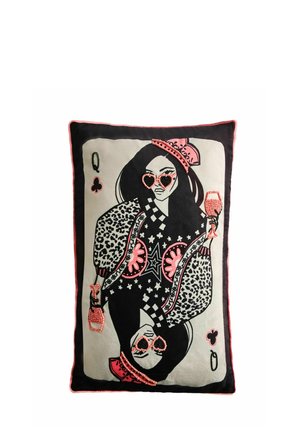 Coussin rectangulaire conçu comme la carte de la Reine de Trèfle avec une femme portant des lunettes de soleil en forme de cœur et tenant un verre, décoré de perles.