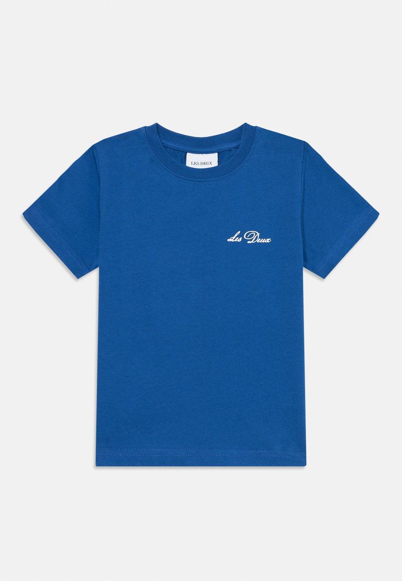 Μπλε βαμβακερό T-shirt με στρογγυλή λαιμόκοψη και κοντά μανίκια. Περιλαμβάνει λευκό λογότυπο με καλλιγραφία στο στήθος. Απαλή υφή, κανονική εφαρμογή.