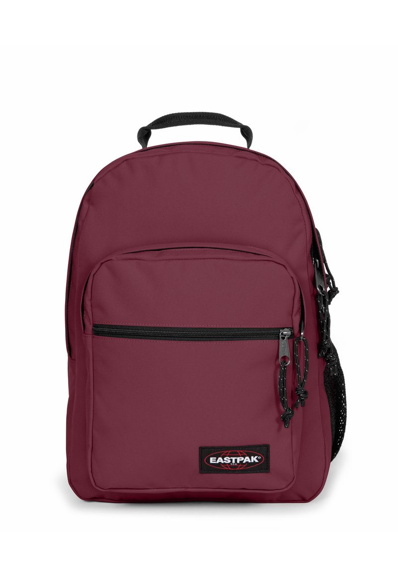 Maroon Eastpak ryggsäck med ett huvudfack, framficka, svarta dragkedjor och ett handtag på toppen. Har sidofack i meshtyg och logotypmärka.