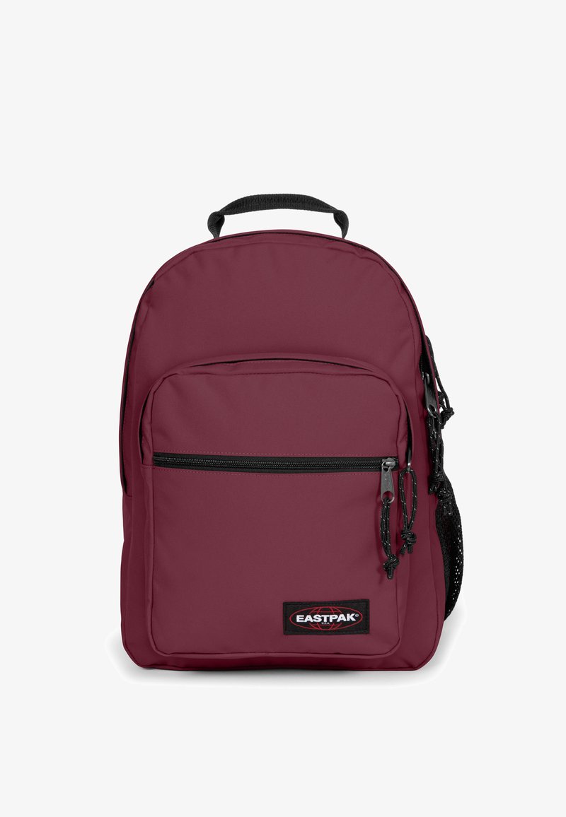 Maroon Eastpak ryggsäck med ett huvudfack, framficka, svarta dragkedjor och ett handtag på toppen. Har sidofack i meshtyg och logotypmärka.