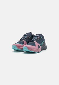 Trail løbesko med en navy mesh-overdel, pink gummidetaljer og en teal sål. Har forstærket tå og justerbare snørebånd.