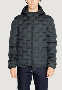 Giubbotto imbottito nero con cappuccio, caratterizzato da un design a quadrati, chiusura con zip e una finitura liscia e lucida. Maniche lunghe con polsini elasticizzati.