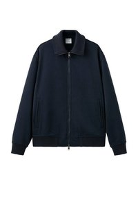 Giacca con zip blu navy con colletto alto, polsini a costine e due tasche laterali. Realizzata in tessuto strutturato con una finitura liscia.