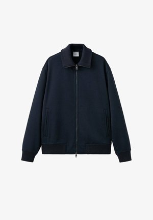 Jachetă bleumarin cu fermoar, guler înalt, manșete striate și două buzunare laterale. Confecționată din țesătură texturată cu finisaj neted.