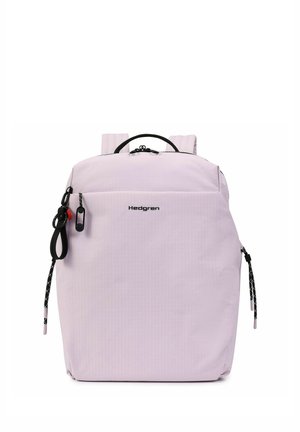 Hellrosa Hedgren Rucksack mit schwarzen Reißverschlüssen, Fronttasche, Tragegriff oben, gepolsterten Schulterriemen und seitlichen Kordeldetails.