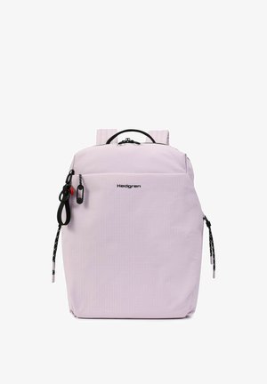 Sac à dos Hedgren rose clair avec curseurs de fermeture éclair noirs, poche avant, poignée supérieure, bretelles rembourrées et détails en cordon sur les côtés.