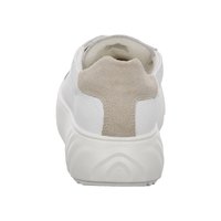 Baskets blanches à semelle épaisse et languette au talon en daim beige, vues de dos.