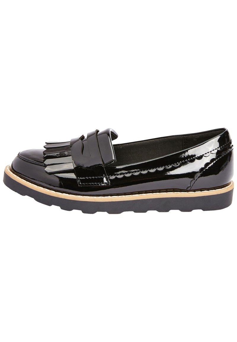Svart lackläder loafers med fransdetalj, mandelformad tå och en texturerad gummisula för grepp. Sytt detaljarbete runt kanterna.